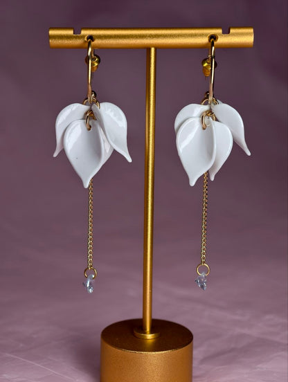 White Floral Bridal Earrings, Romantic Flower Drop Earrings, Wedding Earrings for Bride, Elegant Petal Earrings